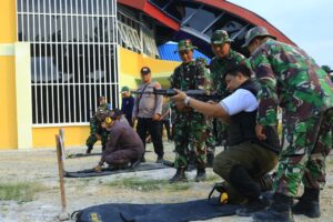 Dalam Rangka Menyambut HUT Bhayangkara Ke-77, Bupati Samosir Ikuti Latihan Menembak