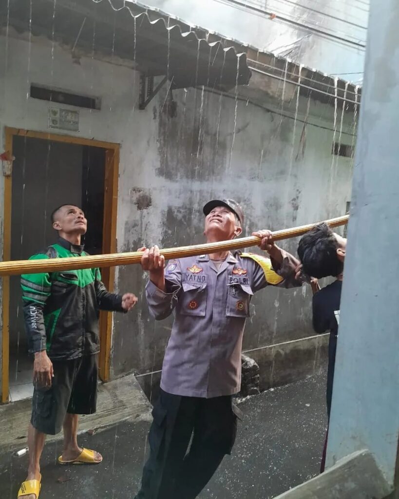 Babinkamtibmas Kelurahan Tangki Aiptu Yatno Bersama Warga Memadamkan Api di Jalan Tangki Ibrahim