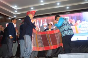 Vandiko Gultom Mendapat Cinderamata Ulos dari Effendi Simbolon
