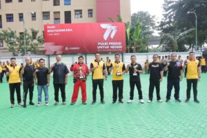 Kapolres Metro Jakarta Barat berikan Sejumlah Piala dan Piagam Perlombaan dalam Memeriahkan Hari Bhayangkara ke 77 Tahun 2023