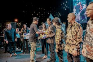 Bobby Nasution Beri Penghargaan Kepada Seniman di Colorful Carnival Medan