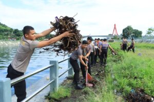 Personil Polres Samosir Membersihkan Sampah dan Ecenggondok dari Pantai Danau Toba