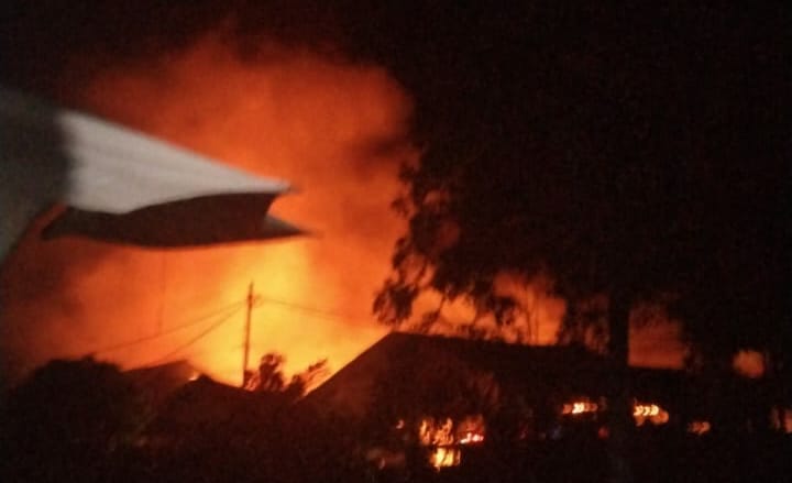 Sijago Merah Lalap 3 unit Bangunan di Pangururan
