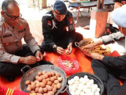 Kapolres Metro Jakarta Utara Bantu Masak di Dapur Umum Korban Kebakaran Kapuk Muara