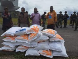 Kapolri Salurkan 264,7 Ton Beras dan 1.500 Sembako untuk Warga Papua yang Terdampak Kekeringan
