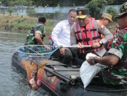 Sambut HUT Ke-78 RI Kapolda Metro dan Pangdam Jaya Bersih-Bersih Sampah di Aliran Kalijodo