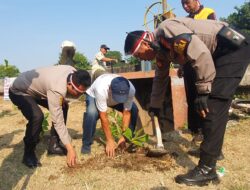 Perbaiki Kualitas Udara, Polres Jakbar Bersama Jajaran Dan Elemen Masyarakat Melakukan Gerakan Tanam 15 Ribu Pohon Serentak Peringati Hari Kemerdekaan RI Ke 78