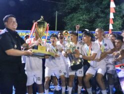 Vandiko Gultom Serahkan Piala Bergilir Bupati Cup Samosir Kepada Antap FC