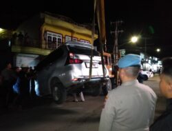 Polres Samosir Bantu Evakuasi Mobil Yang Terperosok Kedalam Parit di Pangururan