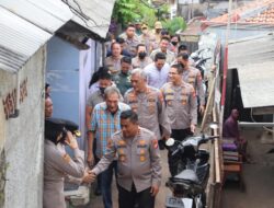 Kapolda Metro Jaya Serahkan Kunci Bedah Rumah Bulan Bhakti Presisi Hari Bhayangkara ke-77 di Jaksel