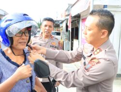 Polres Samosir Sosialisasi Ops Zebra Toba 2023 Sambil Berbagi Helm SNI