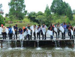 Berkantor di Desa Tanjungan, Bupati Samosir Menabur Bibit Ikan dan Tanam Pohon