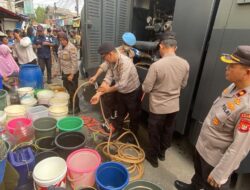 Polres Metro Jakarta Barat Bersama Polsek Kalideres Berikan Bantuan Air Bersih