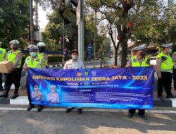 Operasi Zebra Tahun 2023, Satlantas Jakbar Bersama Jasa Raharja Bagikan Helm Gratis Kepada Masyarakat