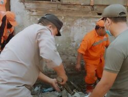 Polri Hadir Di Tengah Masyarakat, Bhabinkamtibmas Tegal Alur Kerja Bakti Massal Bersihkan Puing Pasca Kebakaran