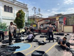 Samapta Polres Samosir Bersihkan Peralatan Dalmas dalam Memantapkan Kesiapan Pemilu 2024