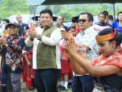 Masyarakat Desa Sijambur, Ronggurnihuta Antusias Menyambut Kehadiran Bupati Samosir
