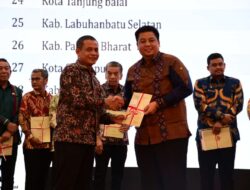 Kementerian ATR/BPN Serahkan Sertifikat BMD Kepada Bupati Samosir