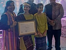 Nantika Sihombing Pelestari Tenun Ulos Asal Samosir Terima Award dari Mendikbudristek