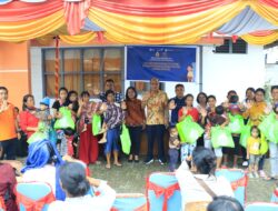 Martua Sitanggang Serahkan Bantuan Pangan Untuk Keluarga Rawan Stunting