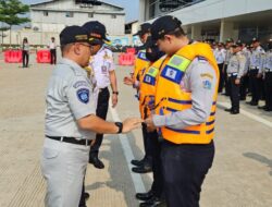 Jasa Raharja DKI Jakarta Serahkan Life Jaket ke Unit Pengelola Angkutan Air Dinas Perhubungan DKI Jakarta