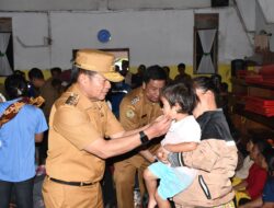 Bupati Samosir Dampingi Pj Gubsu Kunjungi Posko Pengungsian Banjir Kenegerian Sihotang