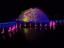 Ribuan Orang Datang Menonton Air Mancur di Waterfront City Pangururan