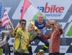 Bupati dan Wabup Samosir Kompak Berikan Piala Juara Aquabike Jetski World Championship 2023