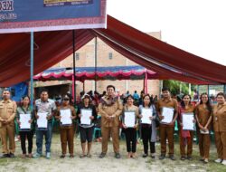 Bupati Samosir Bagikan Pupuk Gratis Saat Berkantor di Desa Pardomuan I dan Hutan Tinggi