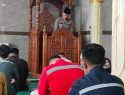 Suasana Salat Jumat, Personil Polres Samosir Sampaikan Khutbah di Mesjid