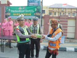 Polres Samosir Berbagi Takjil kepada Masyarakat dan Tahanan