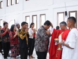 Bupati Samosir Ikuti Ibadah Jumat Agung di Gereja Katolik ST. Antonio Maria Claret Tomok