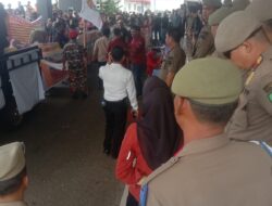 Ratusan Massa Geruduk Kantor Bupati Tapanuli Selatan Tuntut Pengerusakan Lahan Perkebunan Masyarakat yang Dilalap Habis oleh Toba Pulp Lestari Tbk