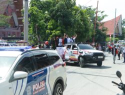 Ratusan Kendaraan dan Simpatisan Calon Kepala Daerah Kab.Samosir Freddy Situmorang dan Andreas Simbolon Dikawal Ketat oleh Polres Samosir