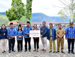 Pemkab Samosir Bersama BPJS Menyerahkan Santunan Kematian di Peringatan HKN