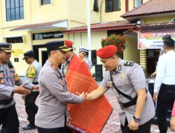 AKBP Yogie Hardiman, S.H., S.I.K., M.H bersama IPTU Edward Sidauruk, S.E., M.M Menandatangani Surat Naskah Serah Terima Jabatan Kasat Reskrim Polres Samosir