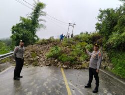 Polsek Jajaran Polres Samosir Cek Lokasi Longsor yang Menutupi Jalan Umum