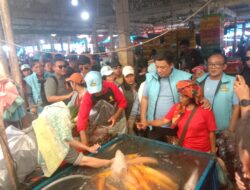 Paslon Vandiko – Ariston Belanja di Pasar Tradisional Pangururan