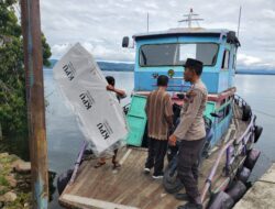 Polres Samosir Menyeberangi Danau Toba, Kawal Ketat Pendistribusian Logistik Pilkada 2024