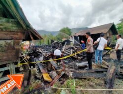 Polres Samosir Cek TKP Kebakaran Rumah Adat, Diduga Akibat Korsleting Listrik, Kerugian Rp. 350 Juta