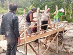 Bhabinkamtibmas Desa Unjur Bangun Jembatan di Lokasi Video Viral Rumah Dikelilingi Parit