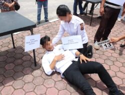 Rekonstruksi Penganiayaan Berujung Maut di Samosir, Pelaku Perankan Adegan Penusukan