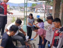 Personel Pos Pelayanan Simpang 4 HKBP Bolon Polres Samosir Bantu Pengendara Asal Medan yang Terjatuh