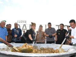 Meriahkan HUT Ke-77 Provinsi Sumut di Parapat, Bobon Santoso Masak Hidangan Khas