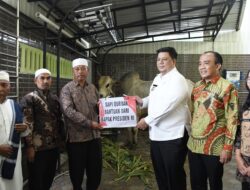 Sejarah, Vandiko Serahkan Hewan Kurban Bantuan Presiden RI, Gubsu dan Pemkab Samosir
