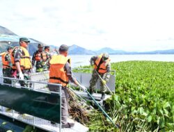 Bupati Samosir Bersama Dandim 0210/TU Terjun Bersihkan Eceng Gondok di Danau Toba