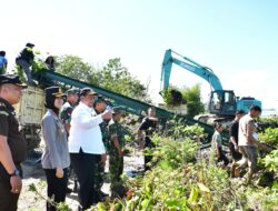 Pemkab Samosir Bersama Danrem 023 KS Kembali Bersihkan Eceng Gondok