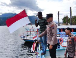 Satuan Pembinaan Masyarakat Polres Samosir Pasang Bendera Merah Putih ke Rumah Warga dan Kenderaan