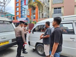 Kasat Intelkam Polres Samosir Pimpin Langsung Aksi Nasionalisme Bagikan Bendera Merah Putih