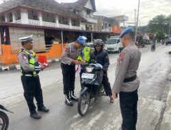 Propam Polres Samosir Turun ke Jalan Pasang 50 Bendera di Kendaraan Warga